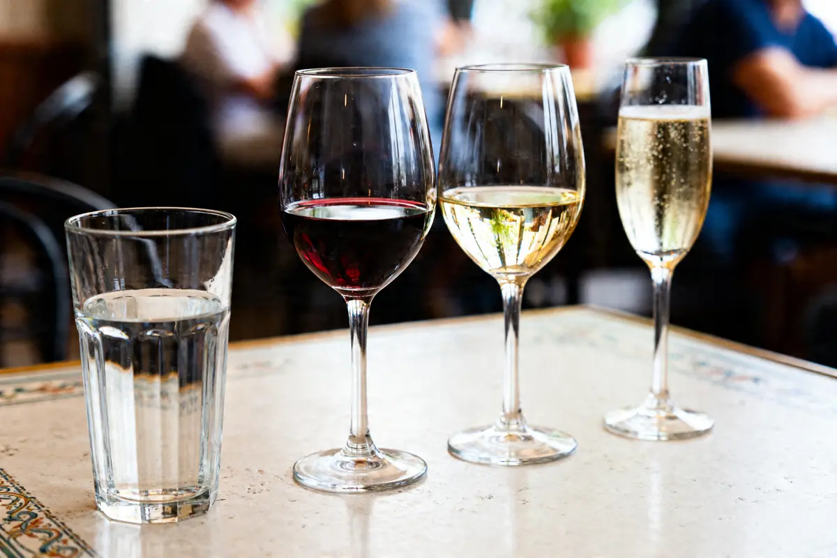 Disposition des verres sur la table : règles d’or et astuces