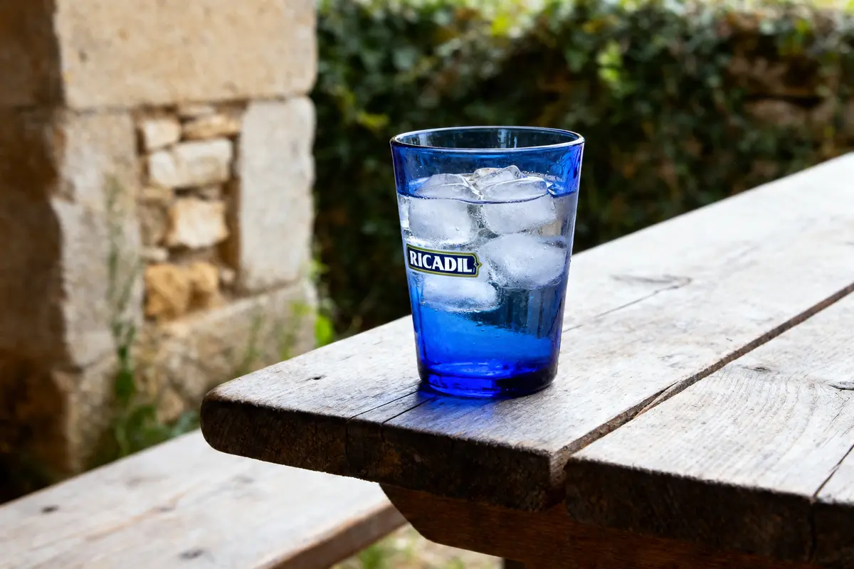 Ricard bleu : le pastis artisanal incontournable à découvrir !