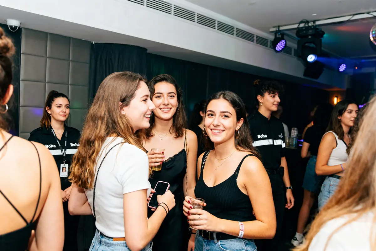 Jeune groupe s'amusant à une soirée Boha Reims avec boissons et ambiance joyeuse