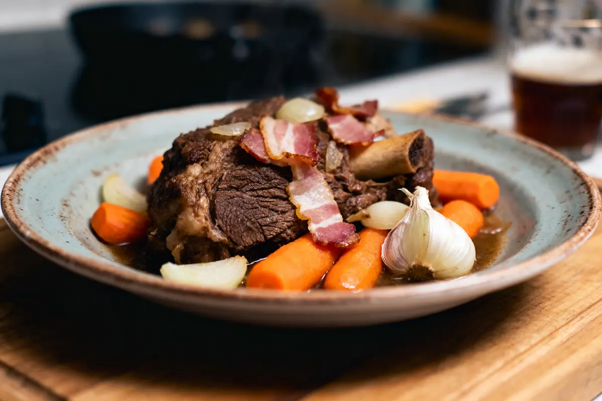 Joue de bœuf à la bière : Recette mijotée aux carottes