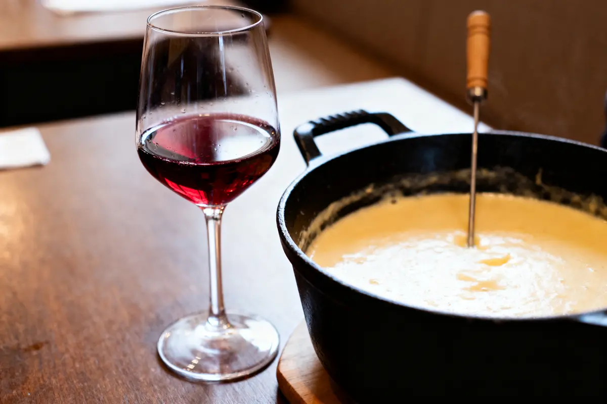 Vin rouge pour fondue savoyarde : Quels accords privilégier ?